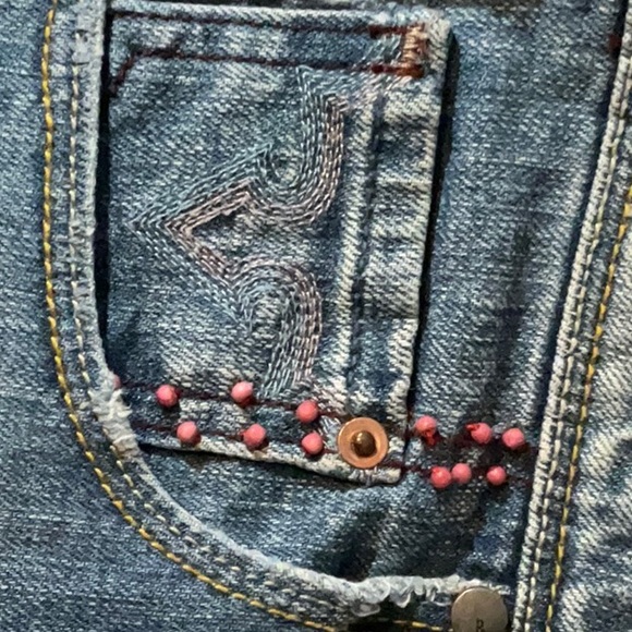 Vigos jean with with distressed seat but accessory and slight flare leg - Picture 2 of 8